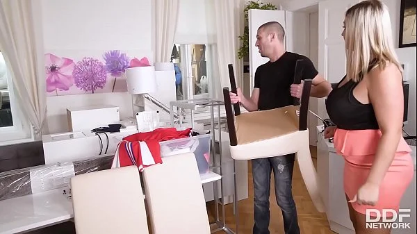 किचन मे खाना बना रही नौकरानी को देखकर मन नहीं माना तो पेल दिया