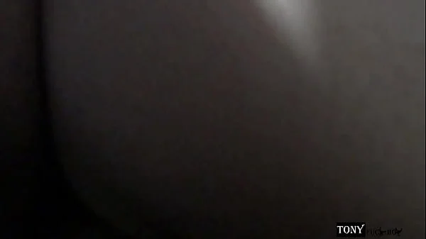 Fuí a vicitar a mi novia y no estaba pero encontré a mi suegra desnuda tomando una siesta, hacía mucha calor, Decidi grabarla pero no me aguanté las ganas y me la cogí, para cuando despertó ya se la ha